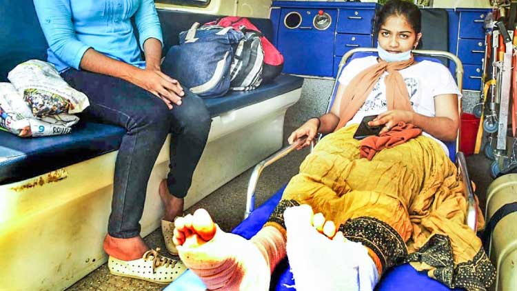 മന്ത്രിയും കലക്​ടറും ഇടപെട്ടു; ഒടിഞ്ഞ കാലുമായി ദേവിക നാട്ടിലെത്തി