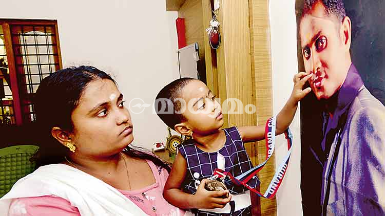 ഇടനെഞ്ചുക്കുള്ളെ നീതാനേ...