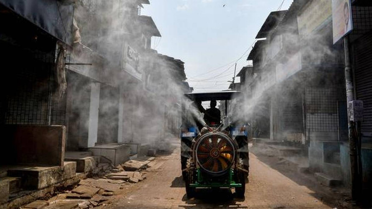 കോവിഡ്: ധാരാവിയിൽ നിന്ന്​ തടിയെടുത്ത്​ തൊഴിലാളികൾ