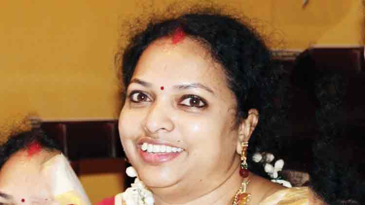 തുമ്പപ്പൂ നിറമുള്ള  പൊന്നോണ നാളുകൾ