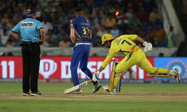 അത്​ ഔട്ടായിരുന്നോ? ധോണിയുടെ റണ്ണൗട്ടിൽ വിവാദം തുടരുന്നു VIDEO