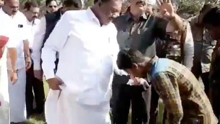 ആദിവാസി കുട്ടികളെകൊണ്ട് ചെരിപ്പഴിപ്പിച്ച് തമിഴ്നാട് മന്ത്രി; വ്യാപക വിമർശനം -VIDEO