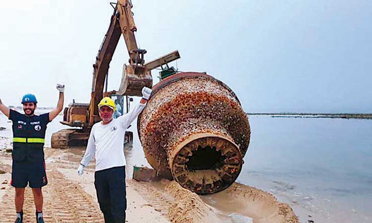 കു​വൈ​ത്ത് ഡൈ​വി​ങ്​ ടീം ​ഭീ​മ​ൻ ന​ങ്കൂ​രം  പു​റ​ത്തെ​ടു​ത്തു