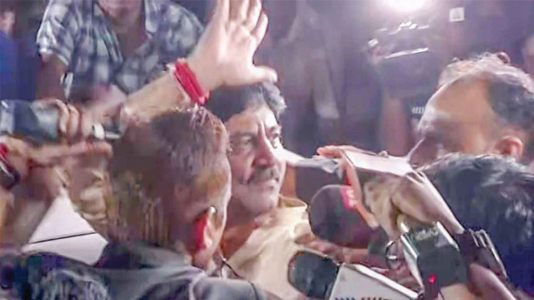 അ​റ​സ്​​റ്റി​ന്​ മു​മ്പ്​ മാ​ധ്യ​മ​പ്ര​വ​ർ​ത്ത​ക​ർ​ക്കു​ മു​ന്നി​ൽ വികാരാധീനനായി ശിവകുമാർ