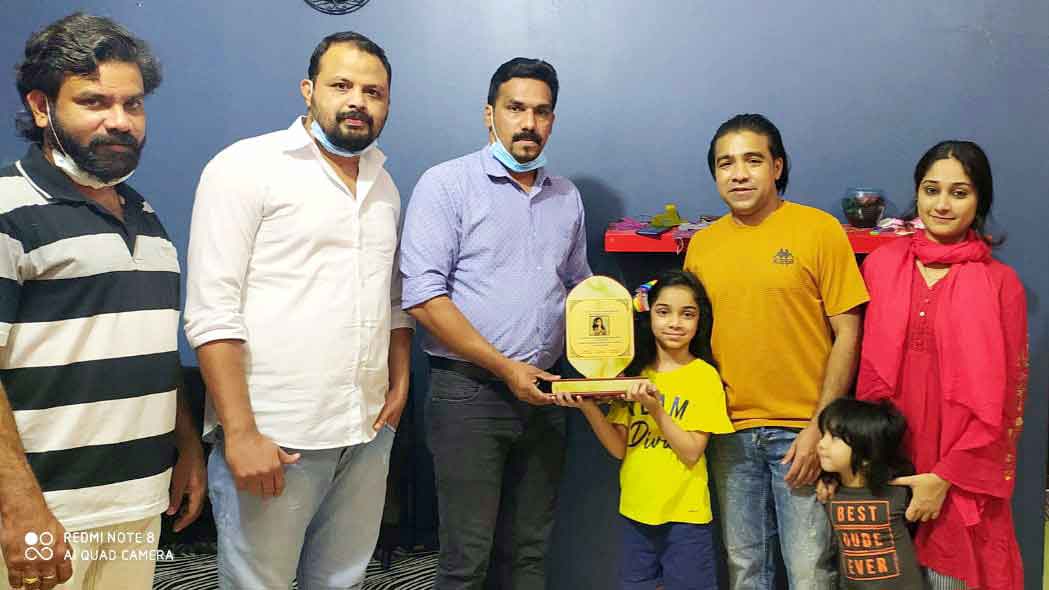 ദു​വ ബൈ​ജു​വി​ന് കേ​ര​ള ക​ലാ​വേ​ദി യാ​ത്ര​യ​യ​പ്പ് ന​ൽ​കി