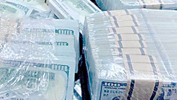 കു​വൈ​ത്തി​ലേ​ക്ക്​ ക​ട​ത്താ​ൻ ശ്ര​മി​ച്ച  മൂ​ന്നു​ല​ക്ഷം ഡോ​ള​ർ പി​ടി​കൂ​ടി