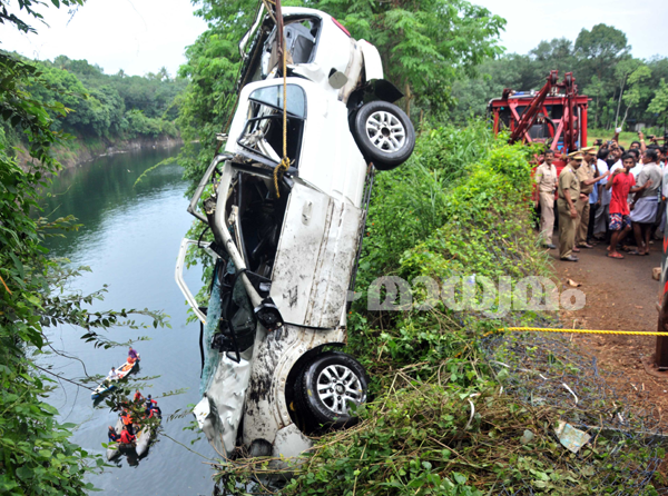 കാര്‍ പാറമടയിലേക്ക് മറിഞ്ഞ്  കുടുംബത്തിലെ നാലു പേര്‍ മരിച്ചു