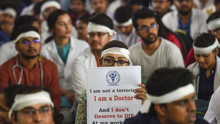 ആ​വ​ശ്യ​ങ്ങ​ളെ​ല്ലാം അം​ഗീ​ക​രി​ക്കാ​മെ​ന്ന്​ മ​മ​ത; സ​മ​രം നി​ർ​ത്തി​ല്ലെ​ന്ന്​ ഡോ​ക്​​ട​ർ​മാ​ർ