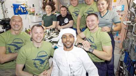 അ​ഭി​മാ​ന​ത്തോ​ടെ, ദേ​ശീ​യ​ വ​സ്ത്ര​മ​ണി​ഞ്ഞ്