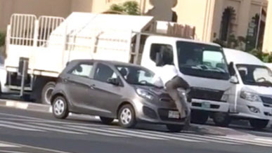 ബോ​ണ​റ്റി​ലി​രു​ത്തി കാ​ർ ഒാ​ടി​ക്കു​ന്ന​ വീ​ഡി​യോ വൈ​റ​ൽ; ഇ​രു​ന്ന​യാ​ൾ​ക്കും ഒാ​ടി​ച്ച വ​നി​ത​ക്കു​മെ​തി​രെ കേ​സ്​