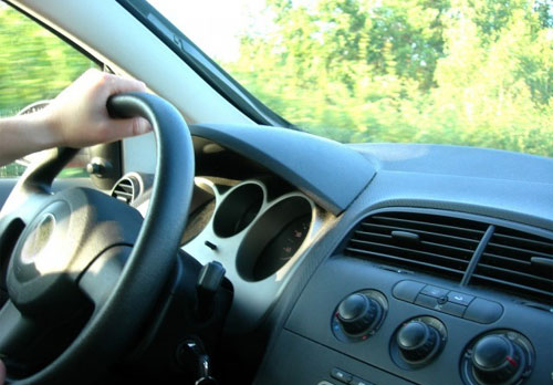 വിദേശികളുടെ ഡ്രൈവിങ് ലൈസന്‍സ്, വാഹന  രജിസ്ട്രേഷന്‍ നിരക്കുകളില്‍ വന്‍വര്‍ധനക്ക് നീക്കം