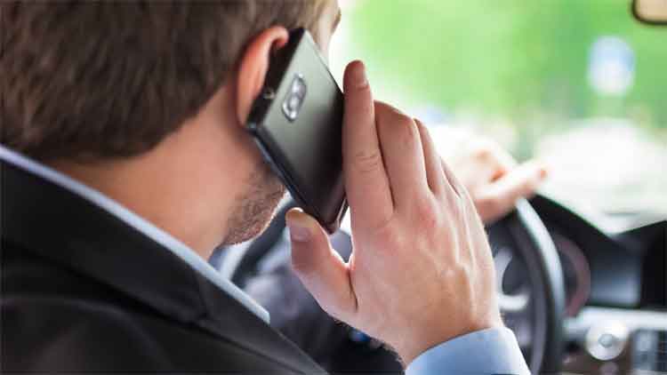 ഡ്രൈവിങ്ങിൽ മൊൈബൽ ഫോൺ ഉപയോഗം: 800 ദിർഹം കരുതിവെച്ചോളൂ...