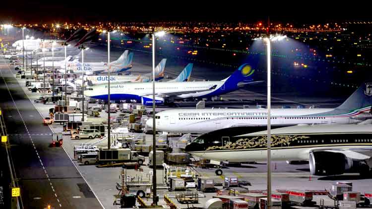 വി​ദേ​ശി​ക​ളു​മാ​യി വി​മാ​ന​ങ്ങ​ൾ പ​റ​ക്കു​ന്നു