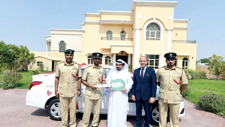സുരക്ഷിതമായി വണ്ടിയോടിച്ചയാൾക്ക്​ ദുബൈ പൊലീസ്​ വക പുത്തൻ കാർ