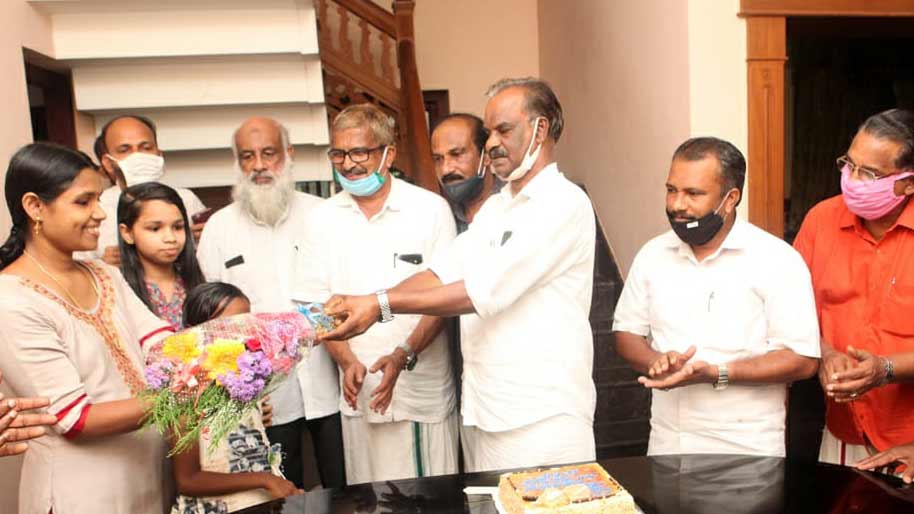 ദുബൈയുടെ കോവിഡ്​ പോരാളിക്ക്​ നാടി​െൻറ മധുരാദരം  