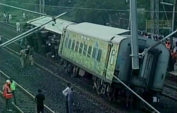 കര്‍ണാടകയില്‍ ട്രെയിന്‍ പാളംതെറ്റി രണ്ടു മരണം