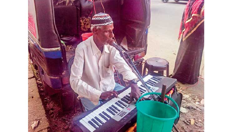പാ​ട്ട് ജീ​വി​ത​ത്തി​ന് ലോ​ക്ക്; അ​സീ​സി​ന് നോ​വി​െൻറ ഈ​ദ്