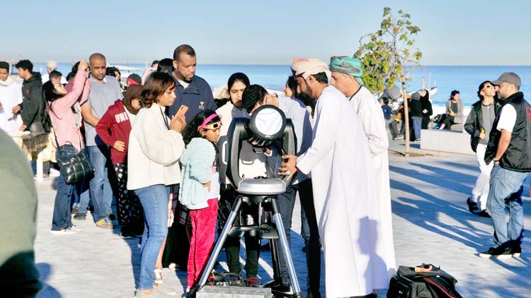 തീവലയമായി സൂര്യൻ:  ആകാശവിസ്മയം കാണാനെത്തിയത് ആയിരങ്ങൾ