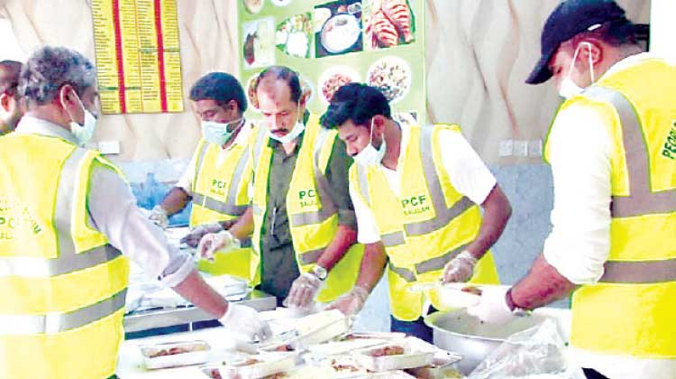 പെ​​രു​​ന്നാ​​ൾ ദി​​ന​​ത്തി​​ൽ ഭ​​ക്ഷ​​ണം വി​​ത​​ര​​ണം ചെ​​യ്​​​തു 