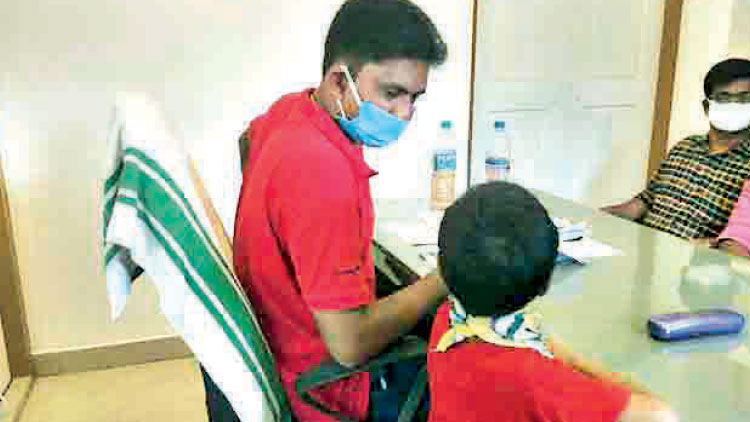 ന​ന്ദി​പ​റ​യാ​ൻ എ​ട്ട് വ​യ​സ്സു​കാ​ര​ൻ പൊ​ലീ​സ് സ്​​റ്റേ​ഷ​നി​ൽ എ​ത്തി