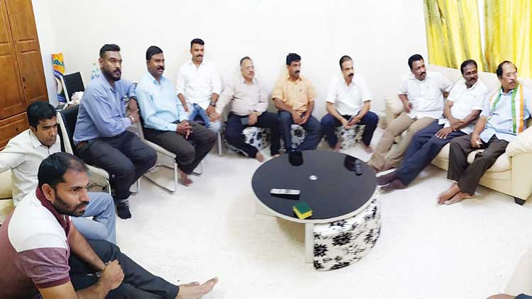 തെ​ര​ഞ്ഞെ​ടു​പ്പ്​ ഫ​ല​ത്തി​ൽ  ക​ണ്ണു​ന​ട്ട്​  ഒ​മാ​നി​ലെ പ്ര​വാ​സി​ക​ളും