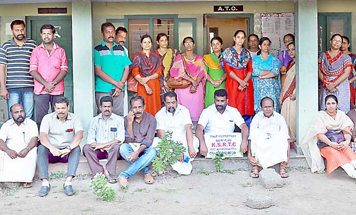 കണ്ടക്ടർ മുഖത്ത്​ തുപ്പിയ വിദ്യാർഥിനിക്ക്​ നീതിതേടി അധ്യാപകർ