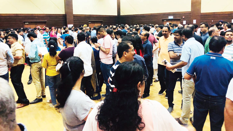 പാസ്​ വാങ്ങാൻ ഇന്ത്യൻ എംബസിയിൽ തിക്കും തിരക്കും