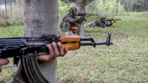 കശ്​മീരിൽ വീണ്ടും ഏറ്റുമുട്ടൽ; രണ്ട്​ തീവ്രവാദികളെ വധിച്ചു; സൈനികർക്ക്​ പരിക്ക്​