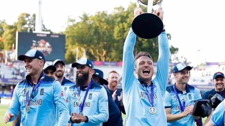 england-team-with-trophy-15-7-19.jpg