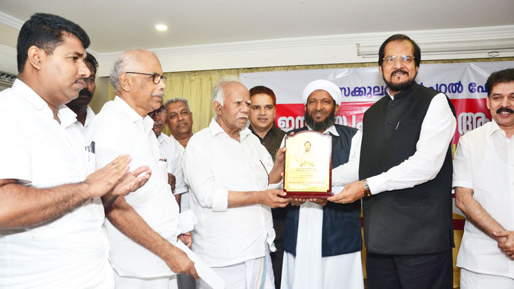 ജീ​വ​കാ​രു​ണ്യ രം​ഗ​ത്ത് ഷാ​ർ​ജ ഇ​ന്ത്യ​ൻ അ​സോ​സി​യേ​ഷ​ൻ ലോ​ക​ത്തി​ന് മാ​തൃ​ക –സി.​കെ. നാ​ണു