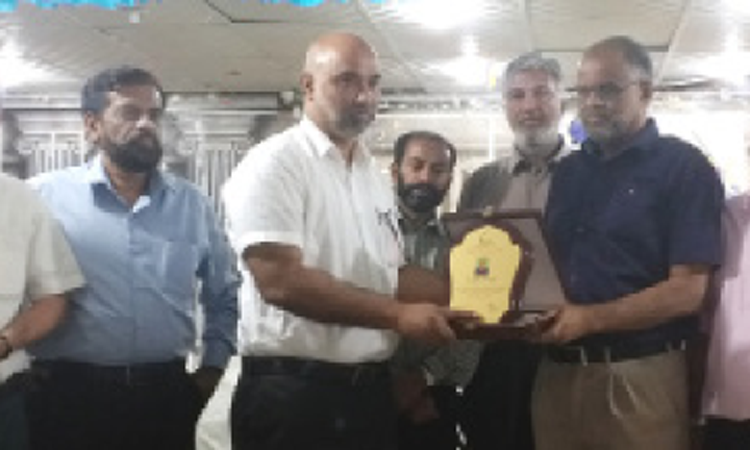 അന്ധതയെ തോൽപിച്ച  പതിറ്റാണ്ടുകൾ; ഉമർ ഇനി മടങ്ങുന്നു