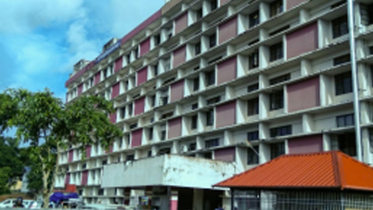 അസി. മോട്ടോർ വെഹിക്കിൾ ഇൻസ്പെക്ടർക്ക് കോവിഡ്; ആശങ്കയിലായി എ​റ​ണാ​കു​ളം കലക്ടറേറ്റ്