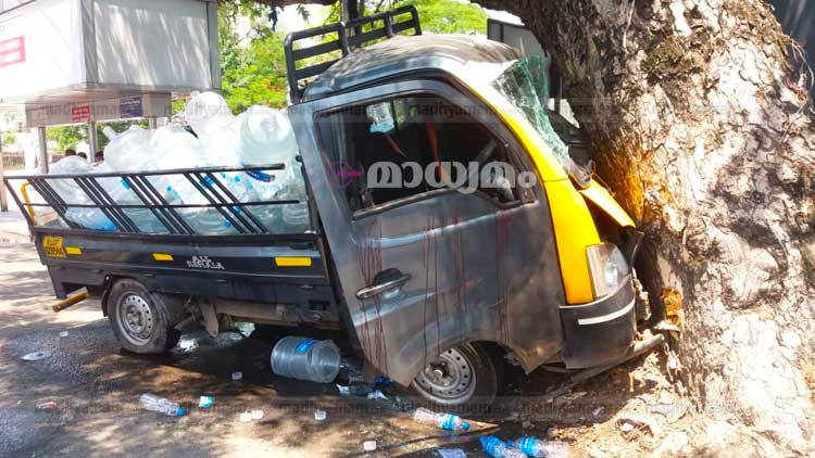 റോഡരികിൽ ഭക്ഷണം കാത്തുനിന്നവർക്കിടയിലേക്ക് വാഹനം ഇടിച്ചു കയറി; മൂന്നുപേർക്ക് ഗുരുതര പരിക്ക്