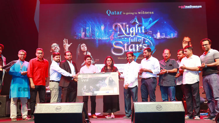 നി​റ​ഞ്ഞ സ​ദ​സി​ൽ ‘എ ​നൈ​റ്റ്​ ഫു​ൾ ഒാ​ഫ്​ സ്​​റ്റാ​ർ​സ്​’ ടി​ക്ക​റ്റ്​ പ്ര​കാ​ശ​നം