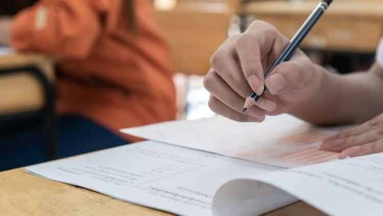 മ​ക​ൾ​ക്ക് ഒ​റ്റ​ക്ക് പ​രീ​ക്ഷ എ​ഴു​ത​ണ​മെ​ന്ന്​ പി​താ​വ്, പ​റ്റി​ല്ലെ​ന്ന്​ അ​ധി​കൃ​ത​ർ 