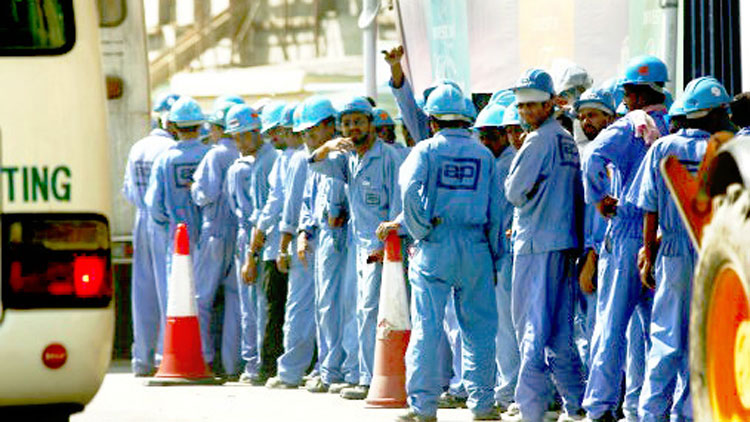 കൊഴിഞ്ഞുപോക്ക് തുടരുന്നു; ഒമാനിൽ വിദേശികൾ വീണ്ടും കുറഞ്ഞു