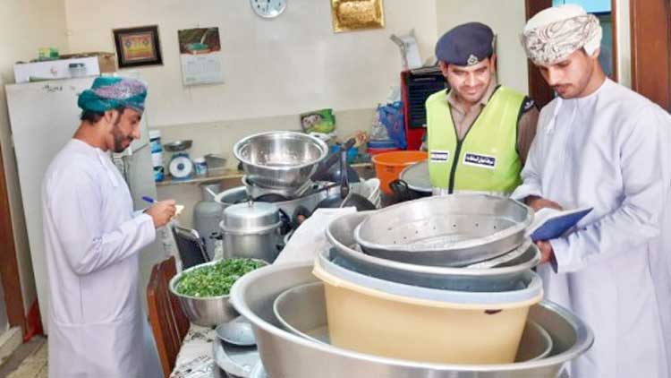 അ​ന​ധി​കൃ​ത​മാ​യി ഭ​ക്ഷ​ണം ത​യാ​റാ​ക്കി വി​ൽ​പ​ന: വി​ദേ​ശി​ക​ൾ​ക്കെ​തി​രെ ന​ട​പ​ടി