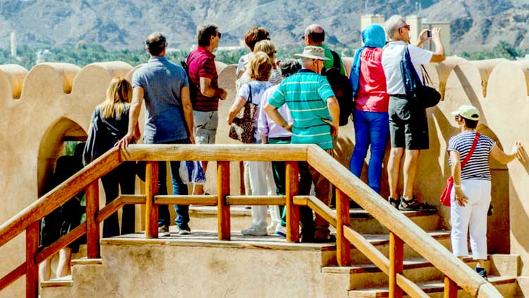 വിദേശികൾ വസ്​ത്രധാരണ നിയമം കർശനമായി പാലിക്കണമെന്ന്​ ശൂറാ അംഗങ്ങൾ