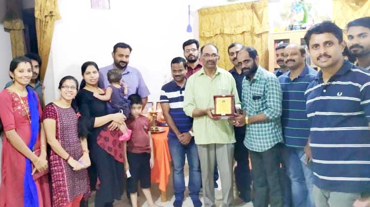 ര​ഞ്​​ജി​ത്ത്​ ശ്രീ​ധ​ര​ൻ പി​ള്ള​ക്ക്​ യാ​ത്ര​യ​യ​പ്പ് ന​ല്‍കി