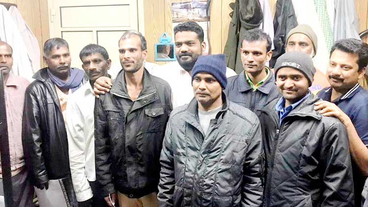 ദു​രി​ത​ത്തി​ൽ ക​ഴി​ഞ്ഞ പ​ത്തോ​ളം  ഇ​ന്ത്യ​ക്കാ​ർ നാ​ട​ണ​ഞ്ഞു