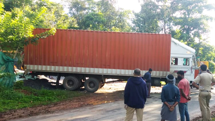 കള്ളക്കടത്തെന്ന് സന്ദേശം; പോത്തുകളുമായി വന്ന കണ്ടെയ്​നർ തടഞ്ഞിട്ട്​ പരിശോധന