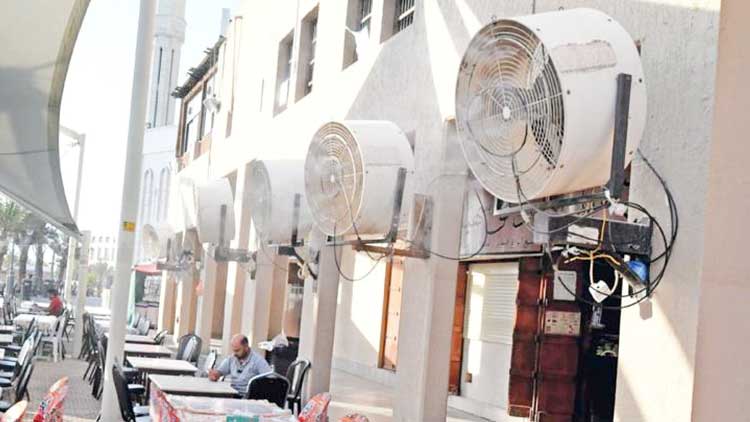 കൊ​ടും​ചൂ​ടി​ൽ കു​ളി​രാ​യി  വെ​ള്ളം തെ​റി​പ്പി​ക്കു​ന്ന ഫാ​നു​ക​ൾ