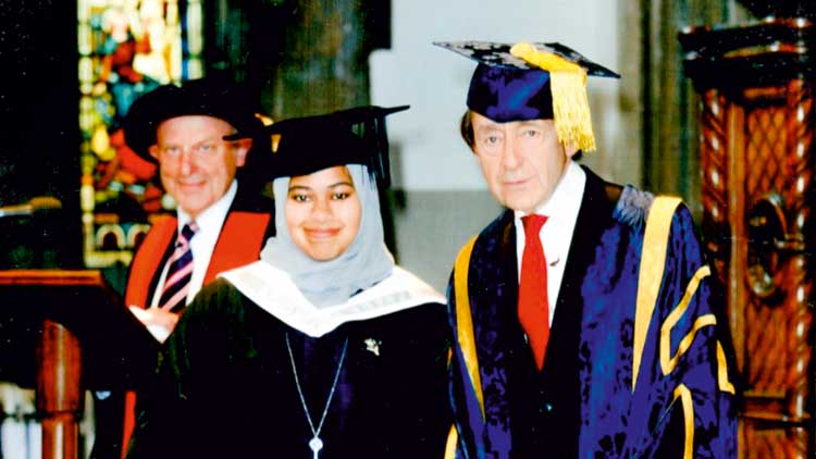 ബ​ക്കിം​ഗ്ഹാ​മി​ൽ നി​ന്ന്​ പ്ര​വാ​സി  മ​ല​യാ​ളി വി​ദ്യാ​ർ​ത്ഥി​നി​ക്ക്  എം.​ബി.​ബി.​എ​സ്​ ഹോ​ണേ​ഴ്സ്​