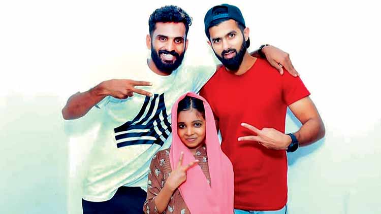 കളിക്കാരോട് കാര്യങ്ങൾ ചോദിച്ച് ഫിസ താരമായി