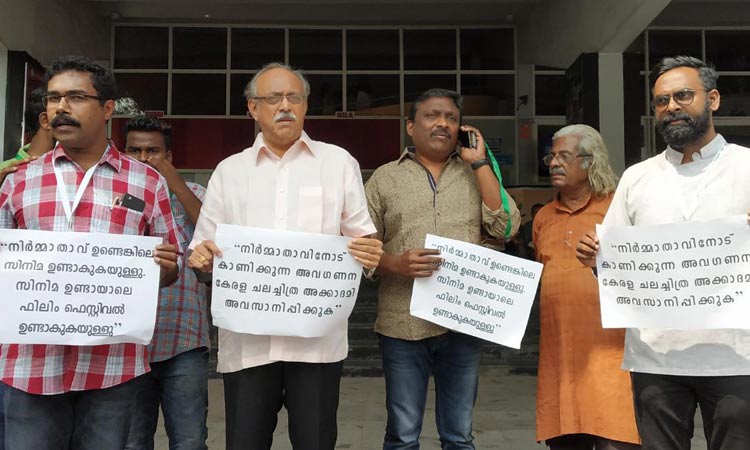 മേളകളിൽ അവഗണിക്കുന്നതിനെതിരെ നിർമാതാക്കളുടെ പ്രതിഷേധം