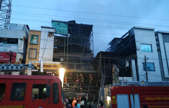 കരുനാഗപ്പള്ളി ടൗണിൽ വൻ തീപിട​​ുത്തം; സൂപ്പർ മാർക്കറ്റുകൾ കത്തി നശിച്ചു