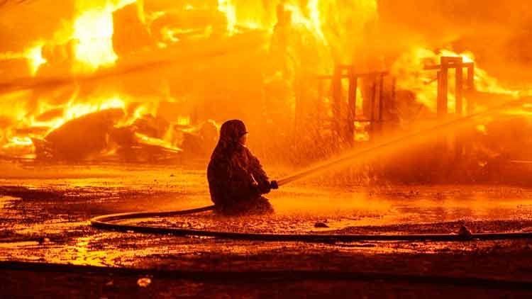 വെയർ ഹൗസിൽ തീപിടിത്തം 3000ത്തിലേറെ പുതിയ കാറുകൾ നശിച്ചു വെയർ ഹൗസിൽ തീപിടിത്തം 3000ത്തിലേറെ പുതിയ കാറുകൾ നശിച്ചു