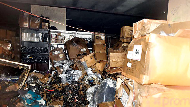 അ​ഹ്​​മ​ദി​യി​ലും  സാ​ൽ​മി​യ​യി​ലും തീ​പി​ടി​ത്തം; മൂ​ന്ന് പേ​ർ​ക്ക് പ​രി​ക്ക്