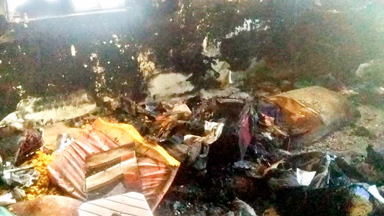 മത്ര തീപിടിത്തം; സർവം നഷ്ടപ്പെട്ട് ബംഗ്ലാദേശികൾ മത്ര തീപിടിത്തം; സർവം നഷ്ടപ്പെട്ട് ബംഗ്ലാദേശികൾ