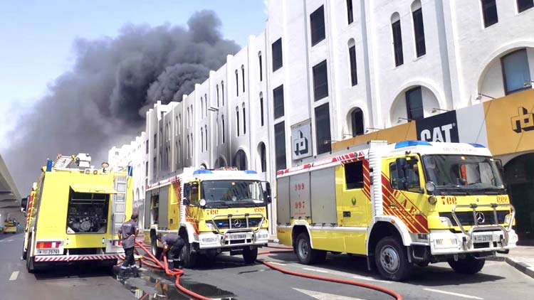 ദു​ബൈ​യി​ൽ പാ​ർ​ക്ക്​ ചെ​യ്​​ത  വാ​ഹ​ന​ങ്ങ​ൾ​ക്ക്​ തീ​പി​ടി​ച്ചു